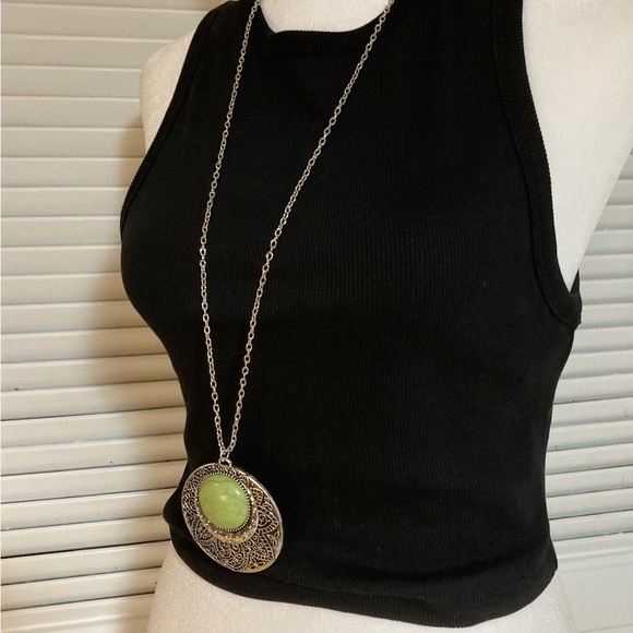 NWT Paparazzi Shade of Green & Silver Toned Necklace with Matching Earrings - Picture 5 of 12